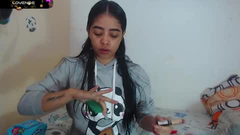 Snapshot of angielee01 chatting on 01.12.25 Angie y Andres online show from 01.12.25