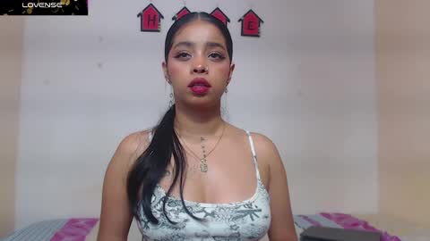 Snapshot of angielee01 chatting on 02.27.25 Angie y Andres online show from 02.27.25