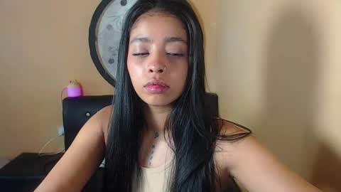 Snapshot of angielee01 chatting on 03.11.25 Angie y Andres online show from 03.11.25