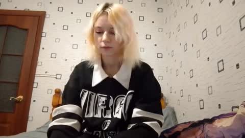 Snapshot of anglauntiedt chatting on 12.14.25 Sofa online show from 12.14.25