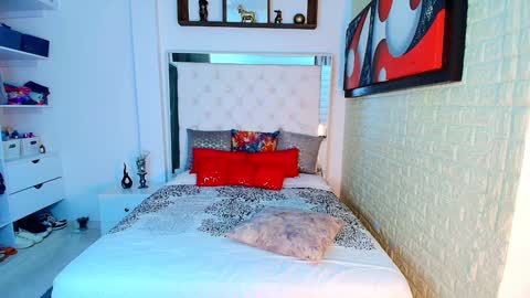 laura  online show from 10.25.25