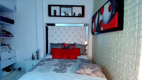 laura  online show from 11.04.25