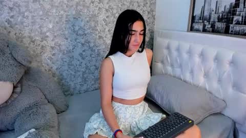 anika_h online show from 02.11.26