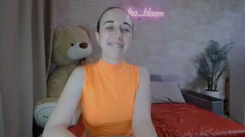 Snapshot of anikabloom chatting on 03.10.25 anikabloom online show from 03.10.25