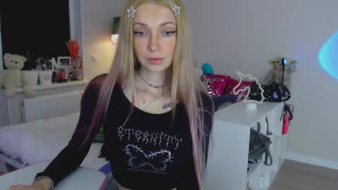 anita_moon_ online show from 10.28.25