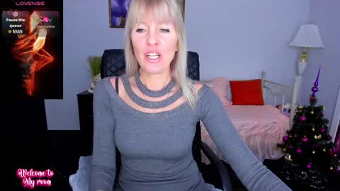 Snapshot of anita_tayson chatting on 12.21.24 Anita online show from 12.21.24