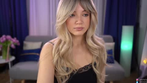 Im Anita thumb up me please its important online show from 02.20.26