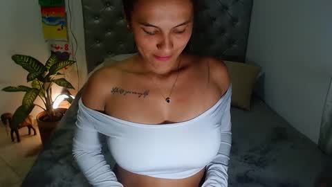 Snapshot of anithaxx chatting on 02.15.25 esmeralda online show from 02.15.25