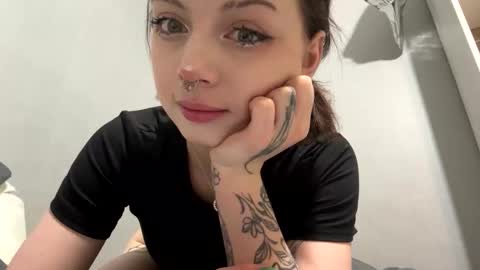 Snapshot of anmixhot chatting on 10.24.25 AnmiXHot online show from 10.24.25