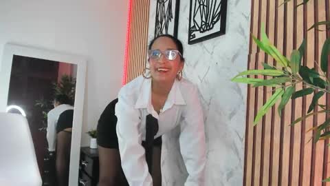 Annaarela online show from 10.06.25