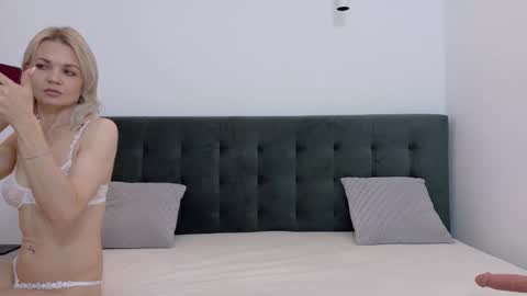 Snapshot of annabene chatting on 12.15.25 Anna online show from 12.15.25