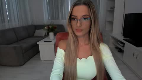 annaise  online show from 11.09.25