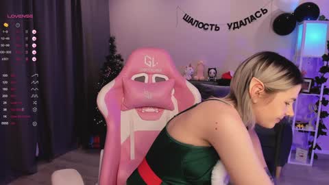 Snapshot of annatrueno chatting on 12.31.24 Anna online show from 12.31.24