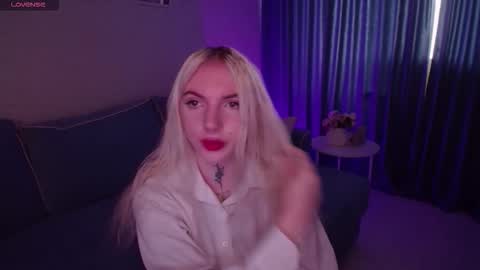 Snapshot of annetenet chatting on 09.18.25 Annet online show from 09.18.25