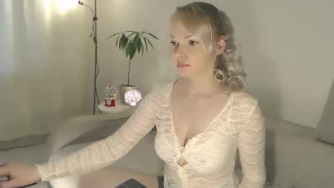 Snapshot of annett chatting on 01.19.25 Annett online show from 01.19.25