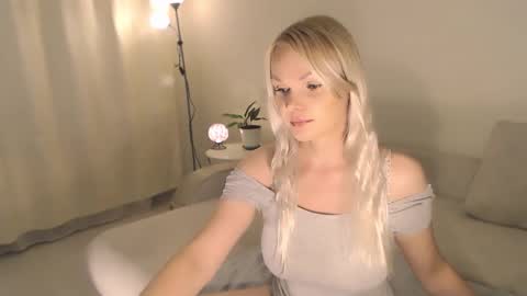 Snapshot of annett chatting on 09.19.25 Annett online show from 09.19.25