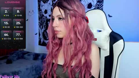 Snapshot of anni_420_ chatting on 10.22.25 Nikoll online show from 10.22.25