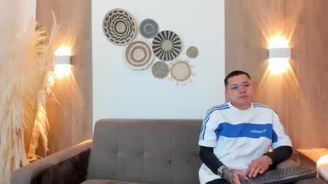 Annie And Leandro online show from 12.20.25