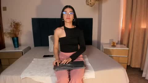 Snapshot of anniebluee_ chatting on 05.18.26 Annie Bluee online show from 05.18.26