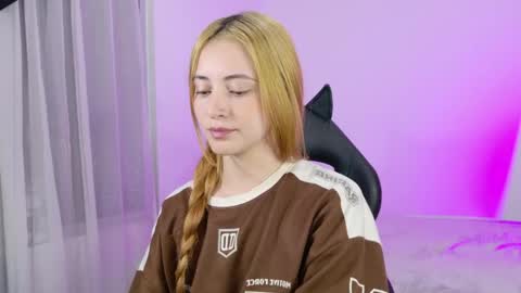 Snapshot of anniemora_ chatting on 05.07.26 Annie online show from 05.07.26