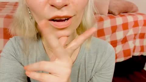 Snapshot of annietinky chatting on 09.18.25 annietinky online show from 09.18.25