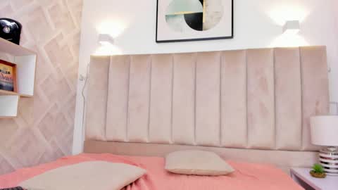 Snapshot of anniie_queen chatting on 11.30.25 Annie Queen online show from 11.30.25