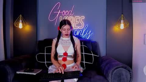 anny_loves online show from 10.31.25