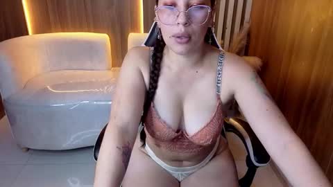 Snapshot of anny_taylor_tx chatting on 11.26.25 Online 2200 to 600 online show from 11.26.25