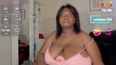 Snapshot of annybigassxxx chatting on 10.06.25 Melani online show from 10.06.25