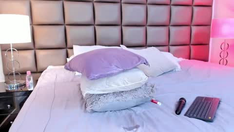 Snapshot of annyhizzle chatting on 02.12.25 online show from 02.12.25