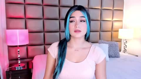 Snapshot of annyhizzle chatting on 02.18.25 online show from 02.18.25