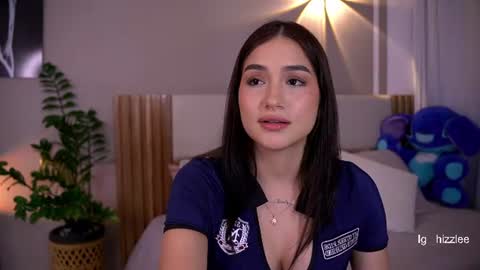 Snapshot of annyhizzle chatting on 07.17.26 online show from 07.17.26