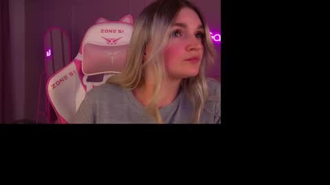 Snapshot of annyraii chatting on 11.28.25 annyraii online show from 11.28.25