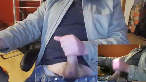 Snapshot of anontraveller chatting on 11.15.25 anontraveller online show from 11.15.25