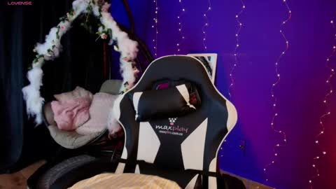 Snapshot of anto_thompson chatting on 12.17.25 Antonella online show from 12.17.25