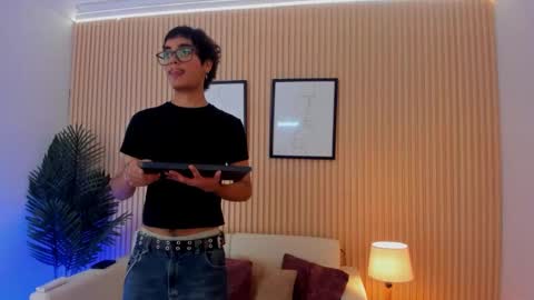 Snapshot of antonio_rowan chatting on 12.04.25 Antonio online show from 12.04.25