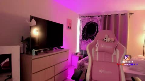   Independent model  online show from 11.10.25