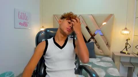 Snapshot of anyelotwink chatting on 12.19.25 anyelotwink online show from 12.19.25