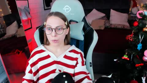 Snapshot of aphexqueen chatting on 12.17.24 APHEX QUEEN online show from 12.17.24