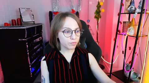 Snapshot of aphexqueen chatting on 12.19.24 APHEX QUEEN online show from 12.19.24