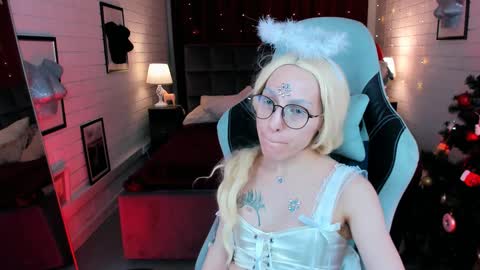 Snapshot of aphexqueen chatting on 12.23.24 APHEX QUEEN online show from 12.23.24