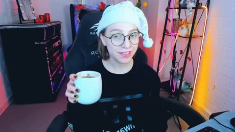 Snapshot of aphexqueen chatting on 12.25.24 APHEX QUEEN online show from 12.25.24