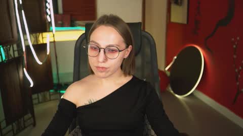 Snapshot of aphexqueen chatting on 02.04.25 APHEX QUEEN online show from 02.04.25