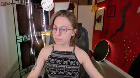 Snapshot of aphexqueen chatting on 02.18.25 APHEX QUEEN online show from 02.18.25