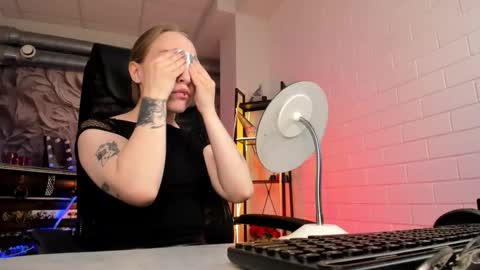 Snapshot of aphexqueen chatting on 09.12.25 APHEX QUEEN online show from 09.12.25