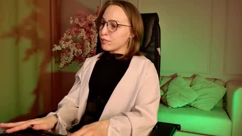 Snapshot of aphexqueen chatting on 09.26.25 APHEX QUEEN online show from 09.26.25