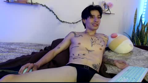 Snapshot of apolo01_ chatting on 01.12.25 Apolo online show from 01.12.25