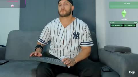 Snapshot of apolo_strange chatting on 10.31.25 apolo_strange online show from 10.31.25