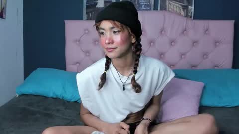 Snapshot of applehot_lr chatting on 10.04.25 sofi y kevin online show from 10.04.25