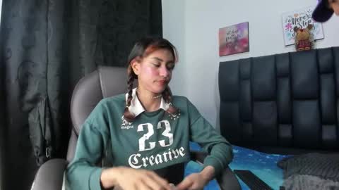 Snapshot of applehot_lr chatting on 12.16.25 sofi y kevin online show from 12.16.25